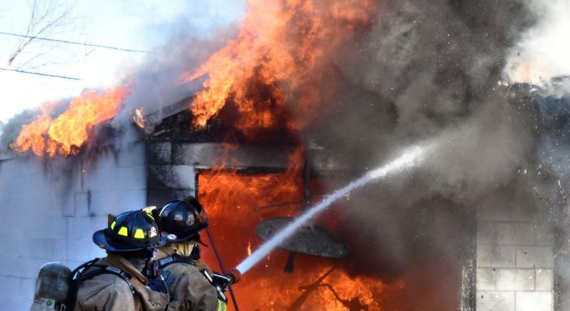 Lángra kapott egy garázs, megsemmisült a benne lévő autó