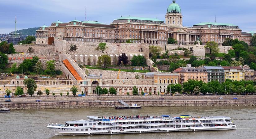 Már nem csak a MÁV-ot, a budai Várat is Lázár János fejleszti