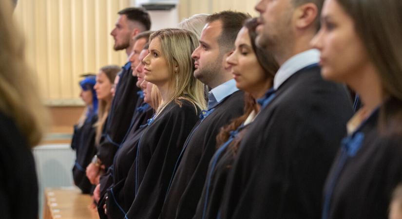 Átvehették diplomájukat a PEN végzősei