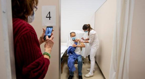 Norvég gyógyszerügynökség: kockázatos lehet a 80 évnél idősebbek koronavírus elleni beoltása