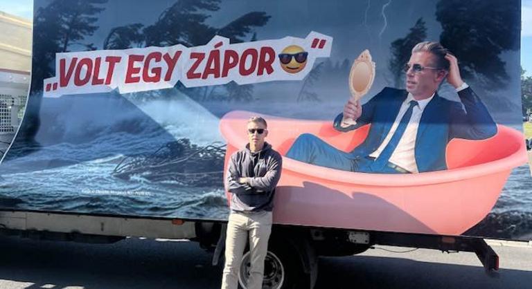 Az ellentüntetők egyik plakátja előtt fotózkodott Magyar Péter