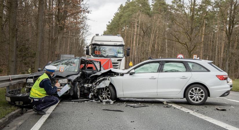 Szalagkorlátnak csapódott egy autó az M7-esen, nagy torlódásra számíts