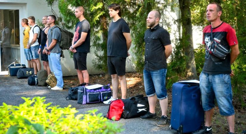 XXL fotógaléria a laktanyából: katonaruhába bújtak Győrben, hogy védjék a hazát