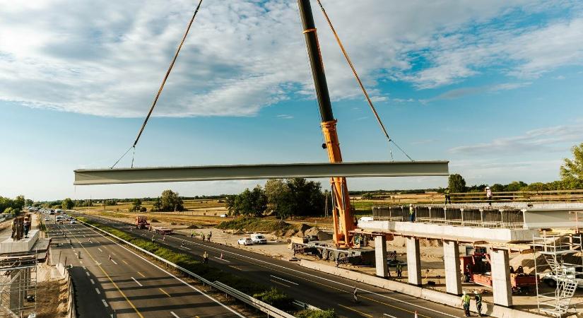 Látványos mozzanat az M44-es és az M5-ös épülő csomópontjában