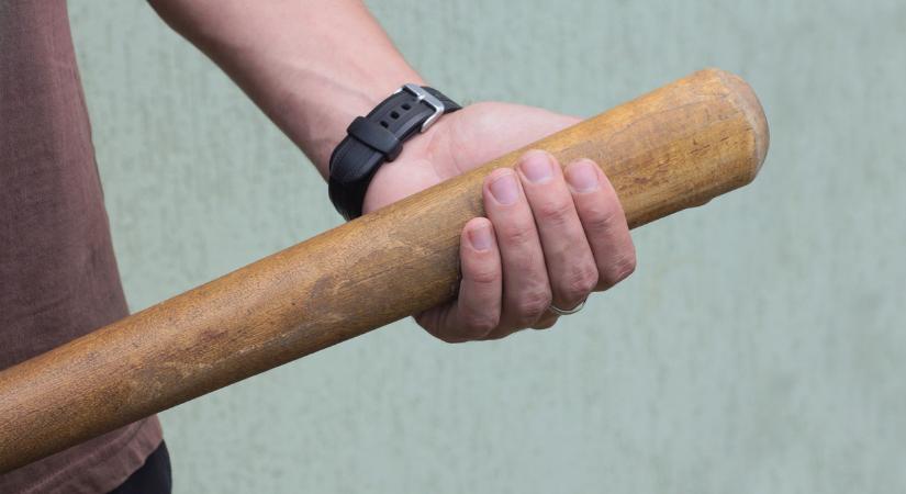 Maffiamegtorlás Ferencvárosban: baseball ütővel vertek szét egy autót fényes nappal, kivonult a rendőrség