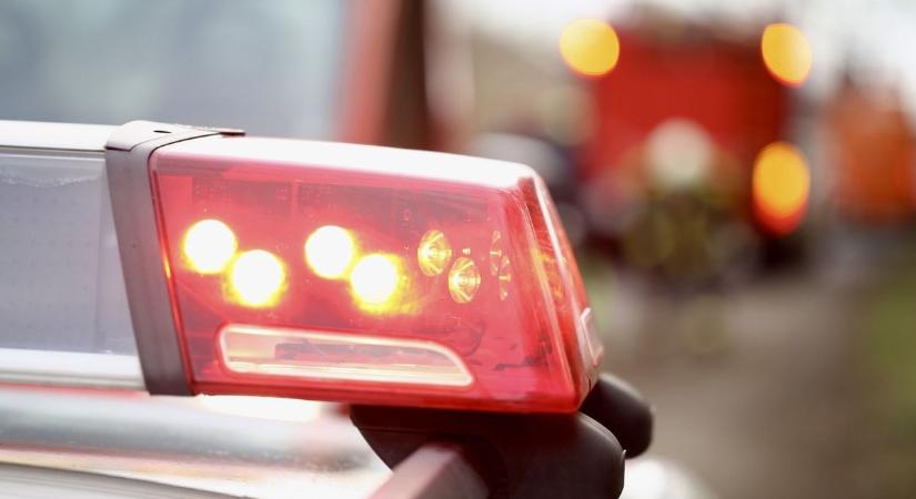 Szalagkorlátnak csapódott egy személyautó az M7-esen