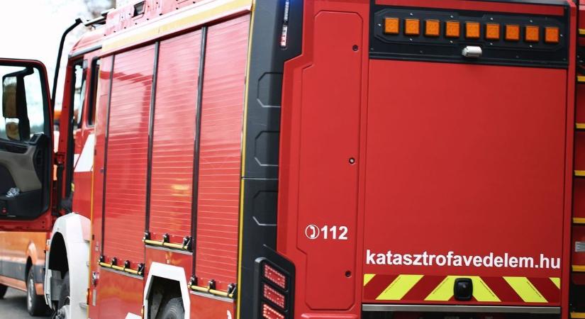 Lángba borult egy autó az M3-ason, több kilométeres a torlódás!