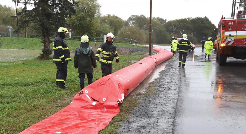 Elöntött a víz egy útszakaszt Kassán, és egy utat a város környékén