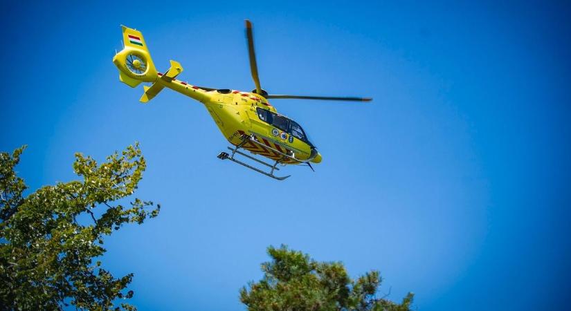 Kamionnal ütközött egy busz a 8-as főúton, mentőhelikopter is érkezett a helyszínre