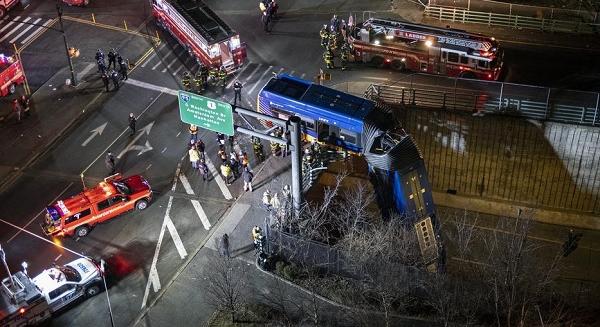 FOTÓK: Átszakította a szalagkorlátot és fejjel lefelé lógva állt meg egy utasokkal teli csuklós busz New Yorkban