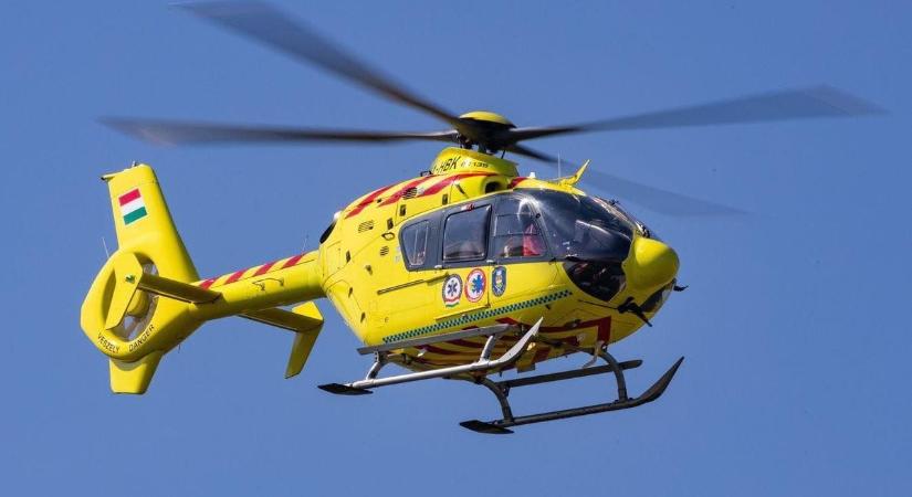 Áll a forgalom a 8-as főúton, mentőhelikopter is érkezett