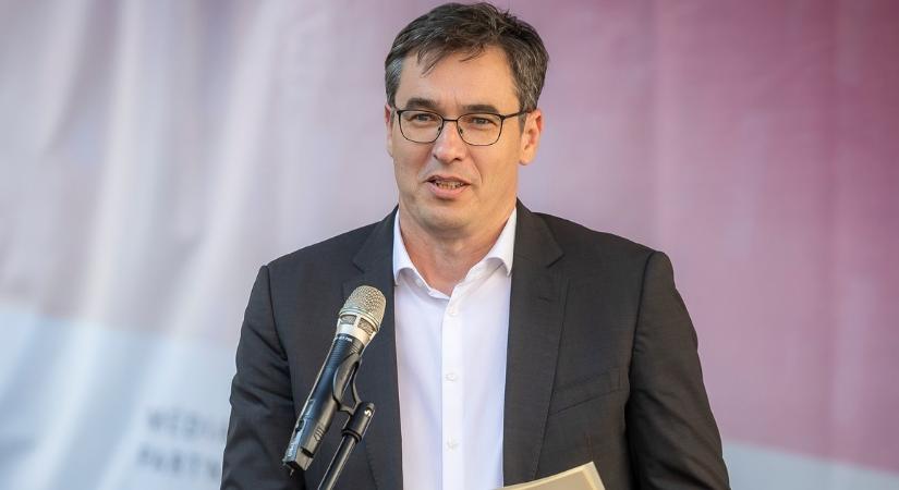 Karácsony Gergely kiakadt a Szabadság-szoborra felkerült kereszt miatt: „Aki ilyet tesz, legfeljebb ostoba politikai haszonleső lehet”