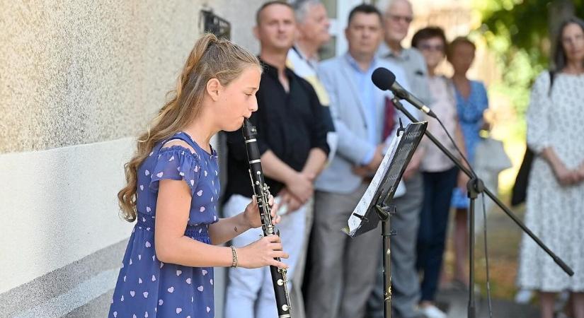 Emléktáblát avattak a legendás iskolaigazgatónak