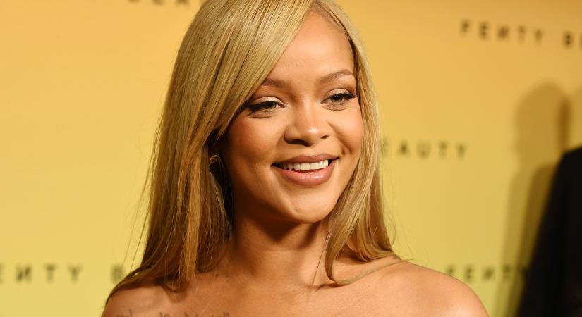 Elképesztő ruhában mutatta meg terhespocakját Rihanna