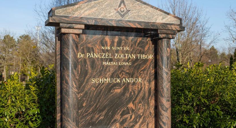 Ez itt Schmuck Andor sírja - előre megvette, egy barátjának tett fontos ígéret miatt