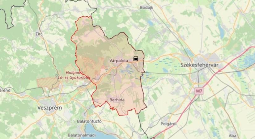 Kamion és busz ütközött a 8-as főúton, műtrágya borult az útra