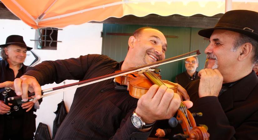 Cigányzenészek húzzák el a nótád a balatoni kikötőkben