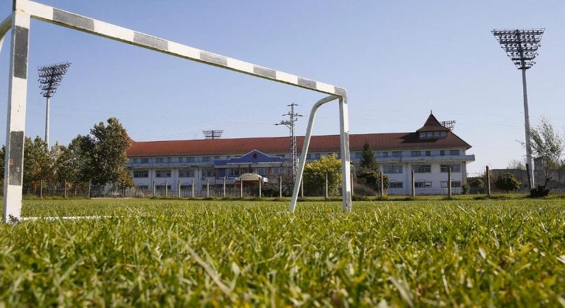 Így pusztul az akasztói Stadler-stadion, videón a 90-es évek sportcsodájának romjai