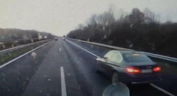 Döbbenetes dolgot művelt egy BMW-s az autópályán - videó