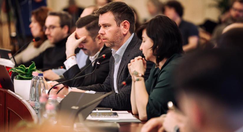 Vitézy Dávid a Szabadság-szobor talapzatára tett keresztről: Na, ez maga a pártpolitikai csatatér