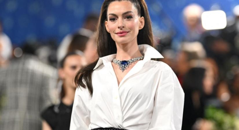 Anne Hathaway egy egészen különleges, kivágott farmert villantott