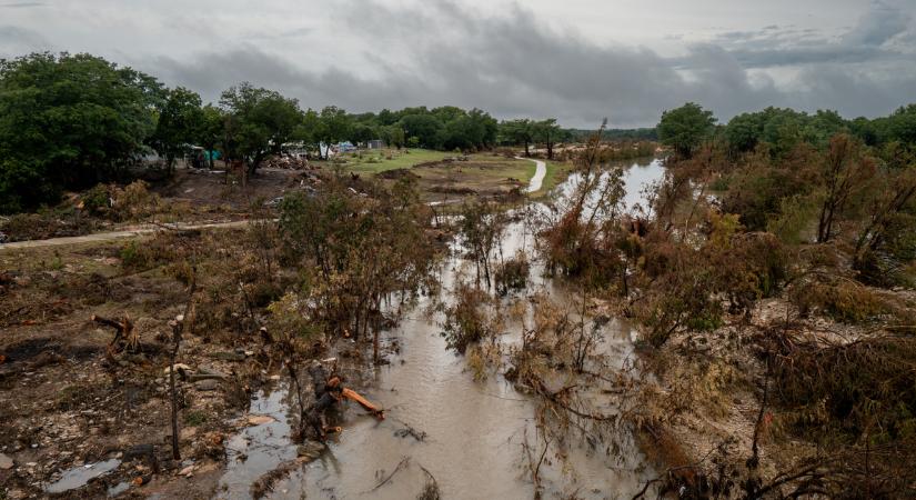 Újabb esőzések miatt leállították az előző vihar áldozatai után való kutatást Texasban