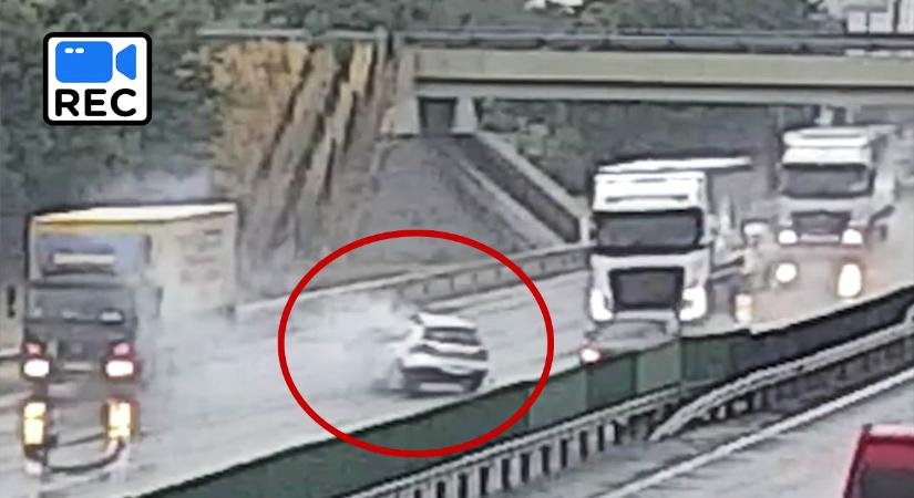 Sávváltás után csapódott bele az álló kamionba az M1-esen – kamerafelvétel rögzítette a balesetet