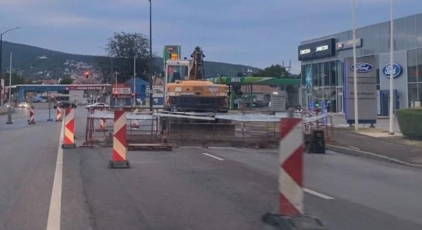 Már csak ennyit kell aludni, hogy ne legyen gödör a Siklósi úton (VIDEÓ)