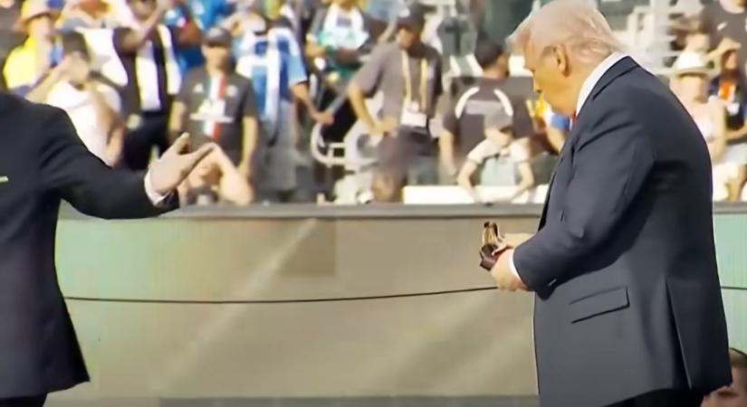 Donald Trump zsebre vágott egy érmet a klub-vb kupaátadóján