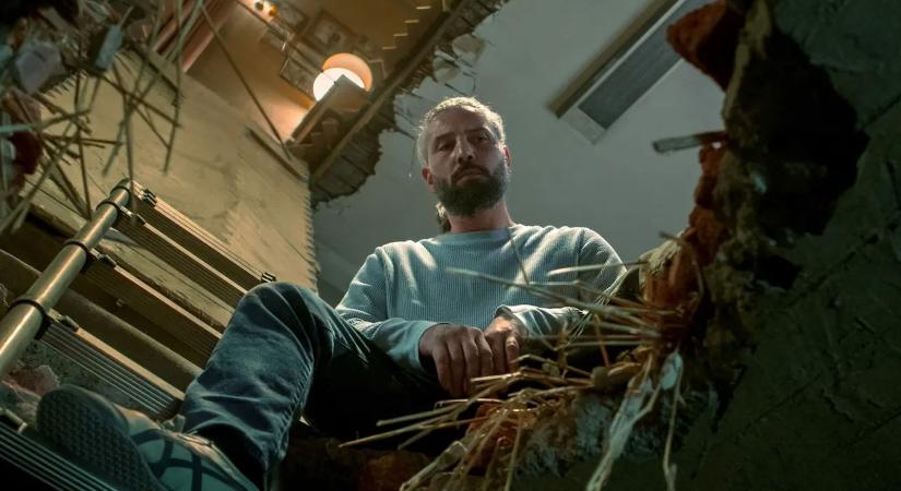 A Netflix legújabb thrillerében a klausztrofóbia szinte fizikailag is érezhető