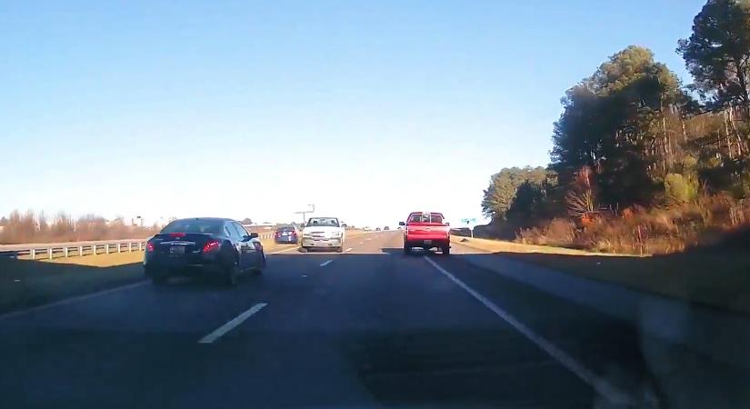 Az idős sofőr rossz irányból hajtott fel az autópályára + videó