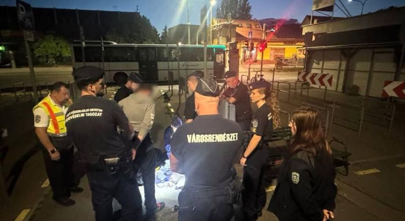 Ezért volt tele rendőrökkel és polgárőrökkel a buszpályaudvar szombat este – fotókkal
