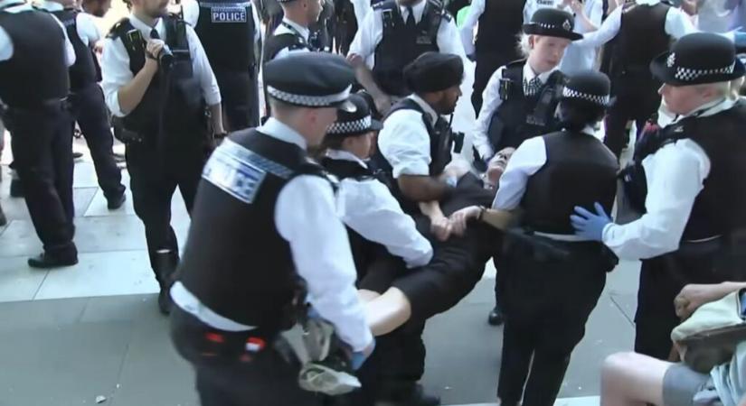A betiltott Palestine Action palesztinpárti szervezet mellett tüntettek Londonban, számos tüntetőt őrizetbe vettek