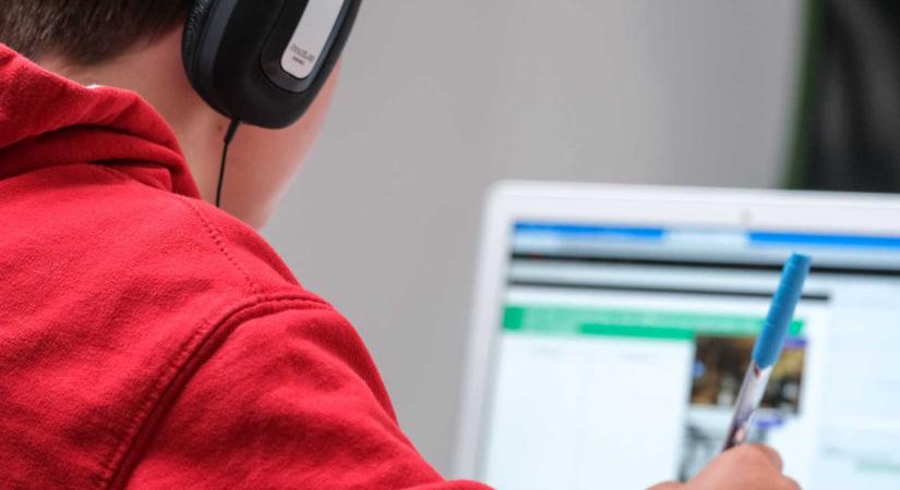 Fokoznák online térben a kiskorúak védelmét