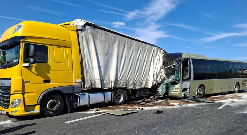 Kamionnak csapódott a munkásokat szállító busz – képek a baleset helyszínéről