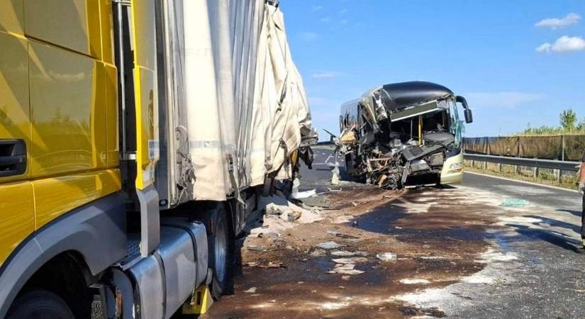 Sokan megsérültek a 8-as főúton történt buszbalesetben, többen súlyosan (hivatalos, képek)