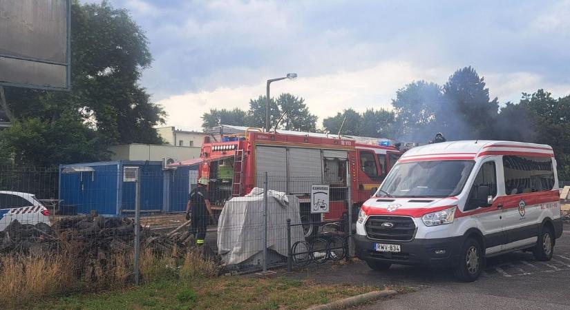 Tűz Tiszaújvárosban: Hatalmas füst és lángok az égen