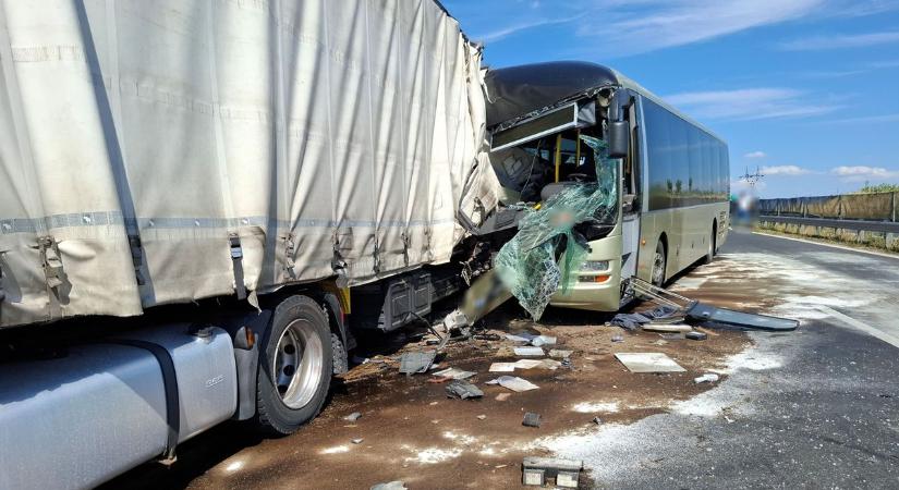 Sokkoló fotókon a 8-as főúton történt súlyos buszbaleset