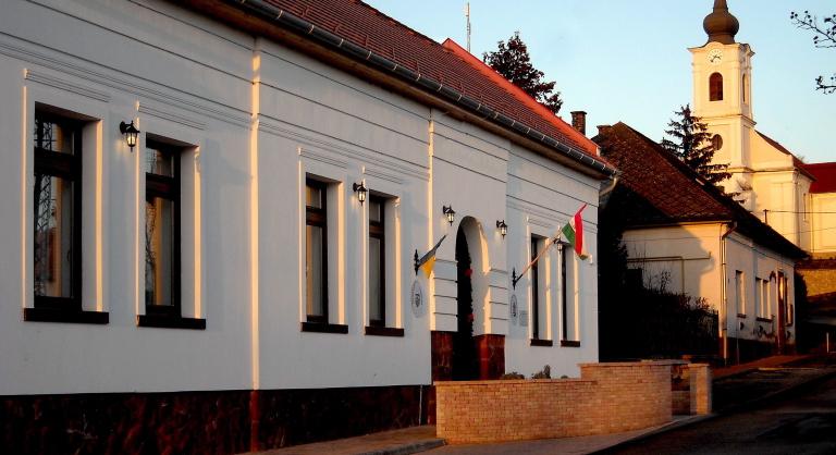 Több napra lezárják a balatoni települést nyáron az autósok elől, kiosztotta a polgármester az elégedetlenkedőket
