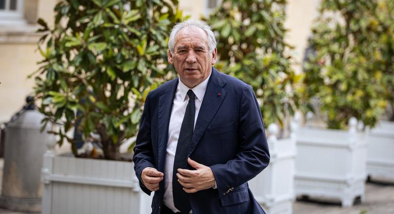 A haderőfejlesztés és az államadósság hozhatja el a francia kormány bukását