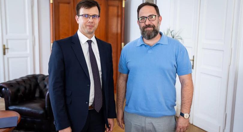 A miniszter a Sziget Fesztivál ügyvezetőjével egyeztetett a Kneecap együttes elleni tiltakozás kapcsán