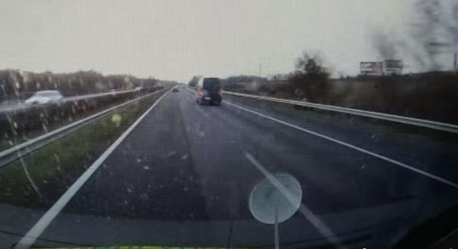 Életveszélyes manővert hajtott végre egy autós az M7 autópályán (videó)