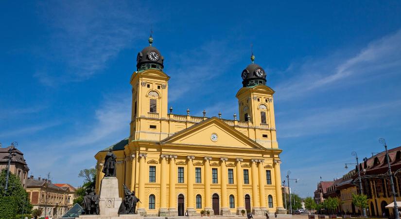 Teljesen kiakadt Debrecen polgármestere, lefilmezett valamit egy lakó az ablakából