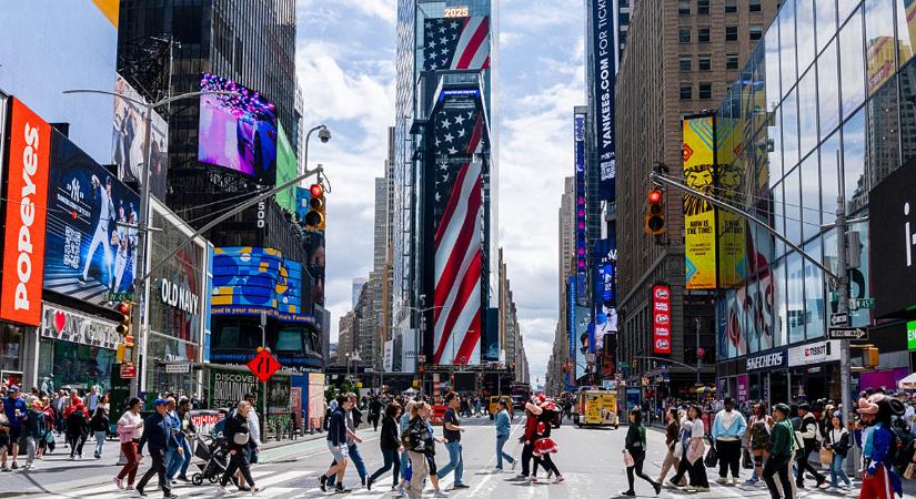 Szenzáció! Magyar énekes tűnt fel a világ legismertebb kivetítőjén, a Times Square-en