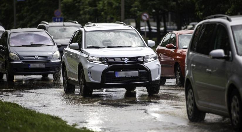 Újabb csőtörés Debrecen forgalmas útszakaszán