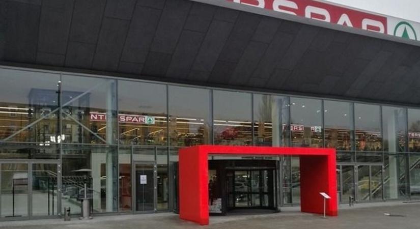 Már szórólapot is osztottak a fizetős parkolásról, most mégis visszakozik a tatabányai Interspar