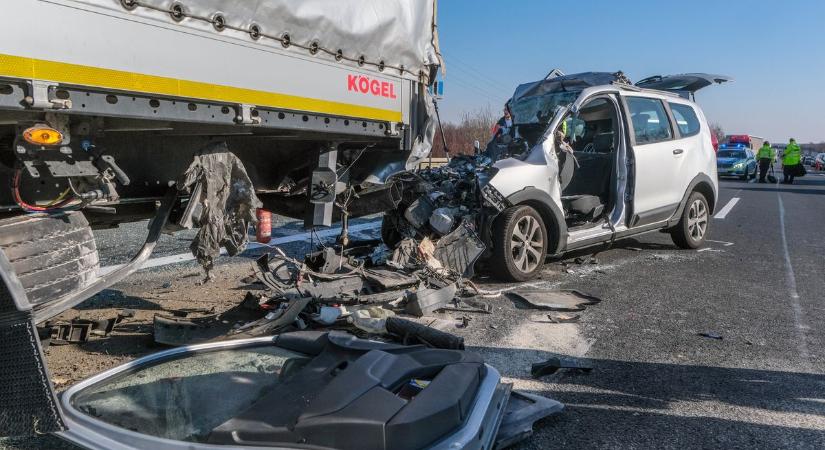 Kamionnal karambolozott egy autó böhönyén az éjjel