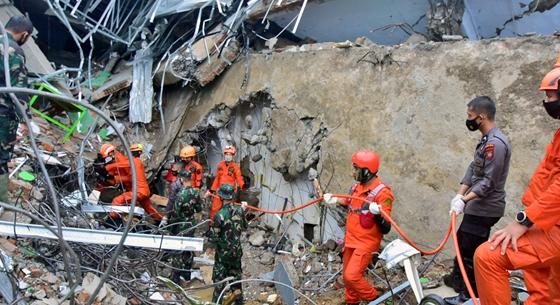 34 halott, 600 sérült: erős földrengés volt Indonéziában