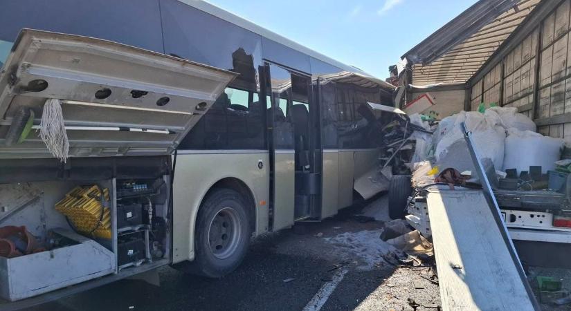 Buszbaleset Várpalotánál: 15-en megsérültek, ketten életveszélyesen (helyszíni fotók)