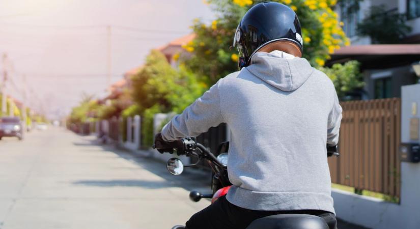 Kétütemű motorok lepték el a belvárost, de nem mindenki örül nekik